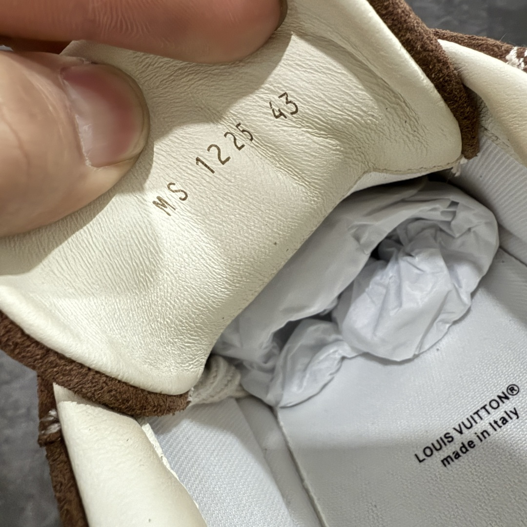图片[7]-【莞顶升级版】LV 路易威登LOUIS VUITTON Tilted Low Sneakers 倾斜系列低帮复古休闲运动文化百搭板鞋 2026早春款板鞋 目前市场最顶 细节正确版 广东原产 升级原楦型开发纸版 厚实抽屉礼品鞋盒及包装说明书防尘布袋物件(附送官方快递加固牛皮纸外盒!!)#采用Monogram 丹宁布鞋面材质#鞋垫嵌入软脚感EVA物料#后跟耐弯折滴塑支撑片#全新开发TPR光泽组合隔色鞋底❗ 尺码：39 40 41 42 43 44 45-选品中心