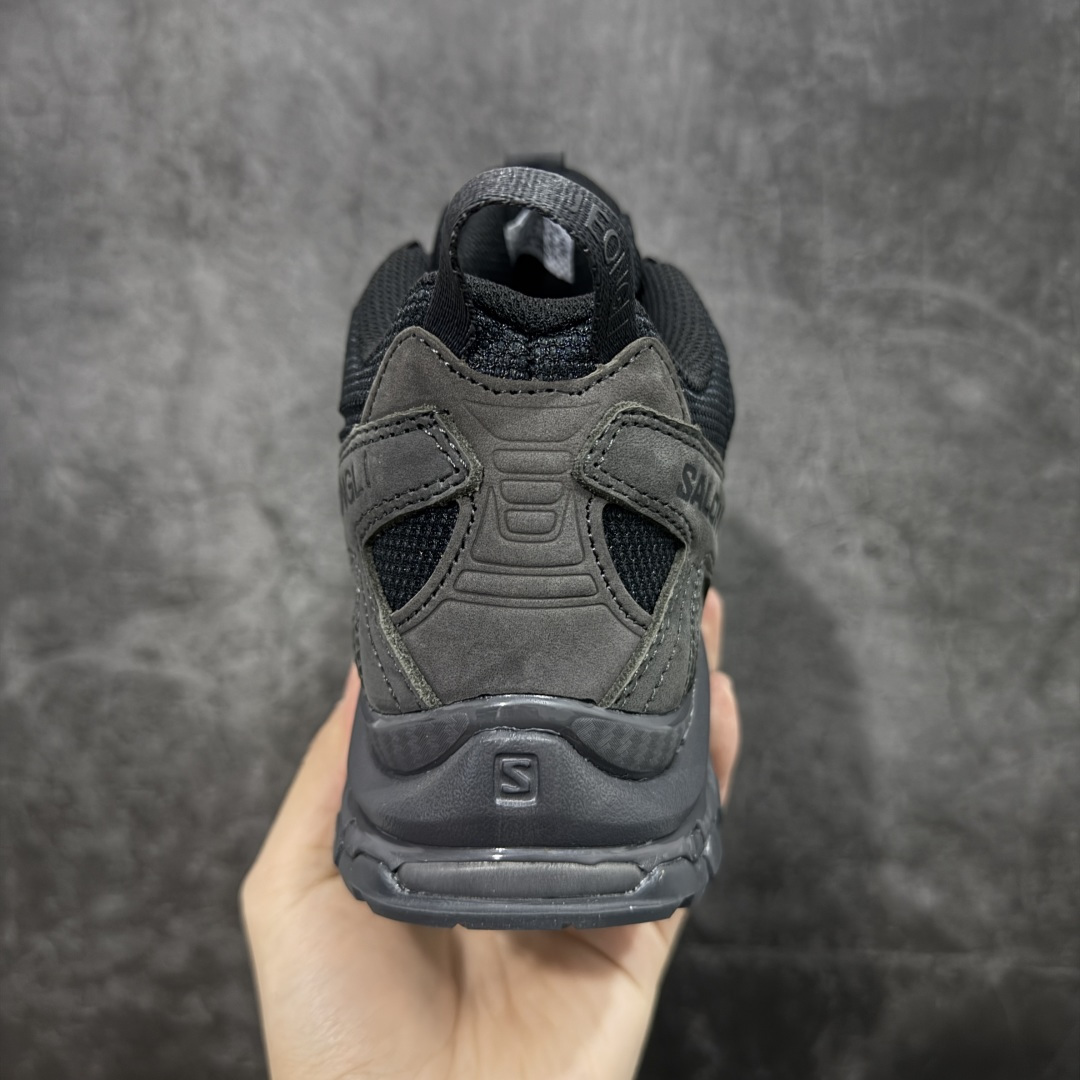 图片[4]-【Goat礼盒版】Salomon萨洛蒙2025秋冬新款XA pro 3D JEONG LI 二代系列新色系跑步鞋休闲运动鞋 479616 T0级别版本出货-只做市面市场第一档 皮面部位采用头层皮打造-横扫市面 中底搭载全掌玻璃纤维能量板和超厚弹性泡沫中底，跑动时推进力十足，缓震回馈很强，日常通勤或训练都很稳 鞋身长毛牛猄皮面设计，内层材质透气网面 穿着舒适度好 原版材质 原版大底 尺码：36-45-选品中心