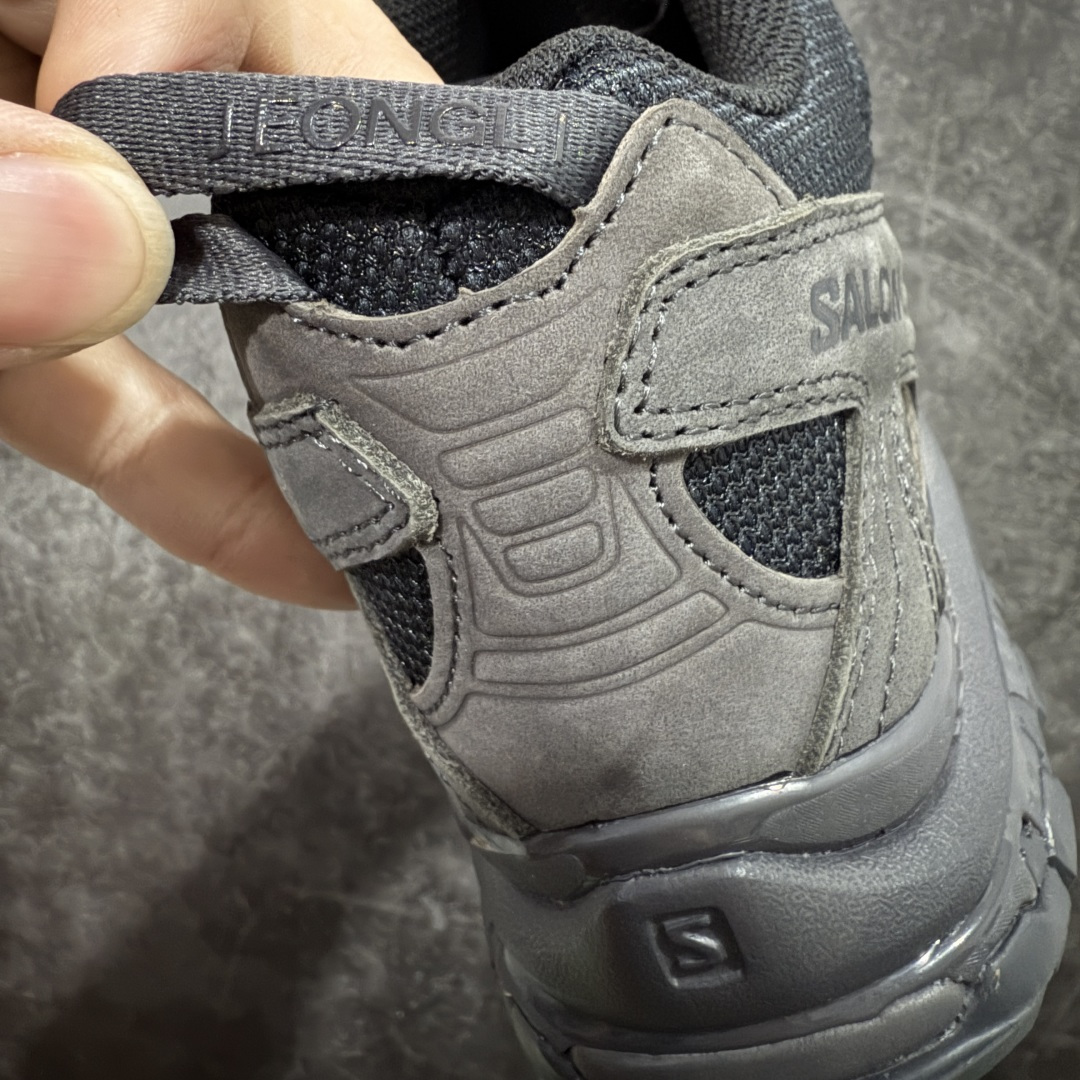 图片[2]-【Goat礼盒版】Salomon萨洛蒙2025秋冬新款XA pro 3D JEONG LI 二代系列新色系跑步鞋休闲运动鞋 479616 T0级别版本出货-只做市面市场第一档 皮面部位采用头层皮打造-横扫市面 中底搭载全掌玻璃纤维能量板和超厚弹性泡沫中底，跑动时推进力十足，缓震回馈很强，日常通勤或训练都很稳 鞋身长毛牛猄皮面设计，内层材质透气网面 穿着舒适度好 原版材质 原版大底 尺码：36-45-选品中心