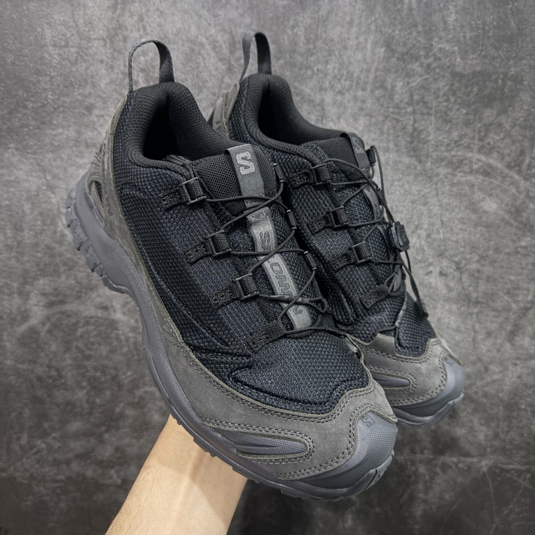 【Goat礼盒版】Salomon萨洛蒙2025秋冬新款XA pro 3D JEONG LI 二代系列新色系跑步鞋休闲运动鞋 479616 T0级别版本出货-只做市面市场第一档 皮面部位采用头层皮打造-横扫市面 中底搭载全掌玻璃纤维能量板和超厚弹性泡沫中底，跑动时推进力十足，缓震回馈很强，日常通勤或训练都很稳 鞋身长毛牛猄皮面设计，内层材质透气网面 穿着舒适度好 原版材质 原版大底 尺码：36-45-选品中心