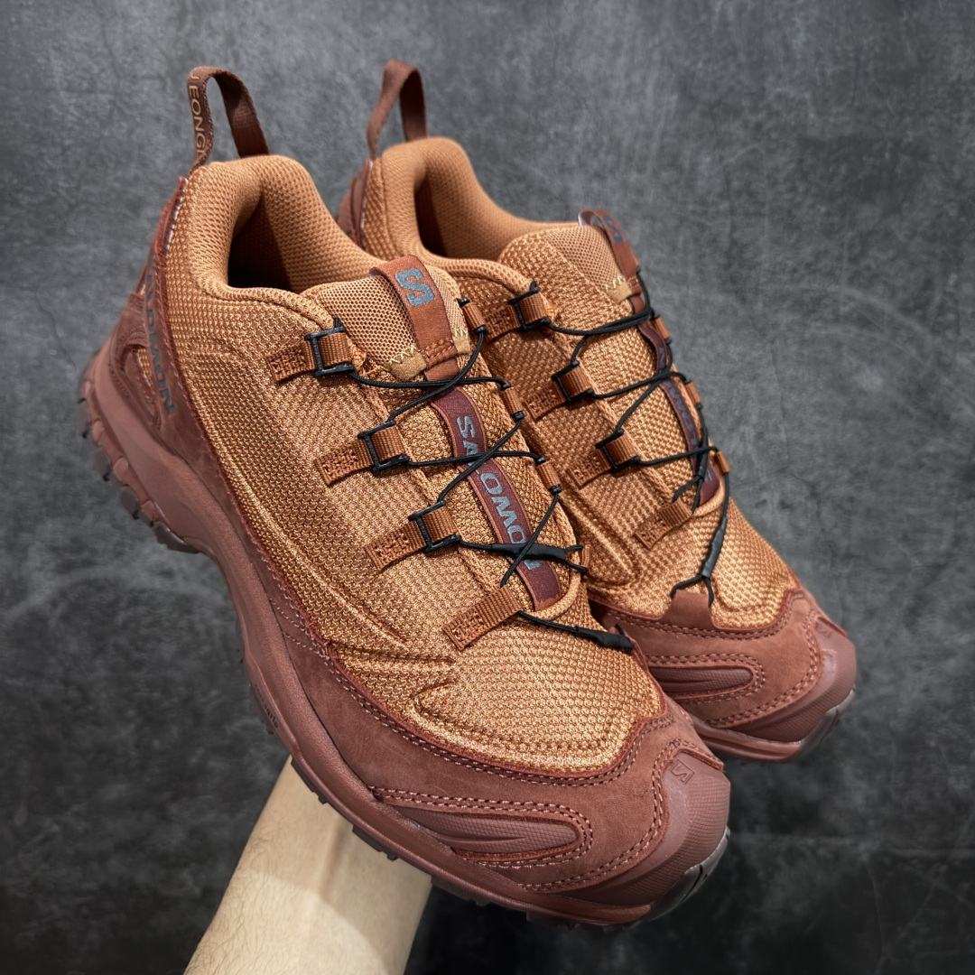 【Goat礼盒版】Salomon萨洛蒙2025秋冬新款XA pro 3D JEONG LI 二代系列新色系跑步鞋休闲运动鞋 479615 T0级别版本出货-只做市面市场第一档 皮面部位采用头层皮打造-横扫市面 中底搭载全掌玻璃纤维能量板和超厚弹性泡沫中底，跑动时推进力十足，缓震回馈很强，日常通勤或训练都很稳 鞋身长毛牛猄皮面设计，内层材质透气网面 穿着舒适度好 原版材质 原版大底 尺码：36-45-选品中心