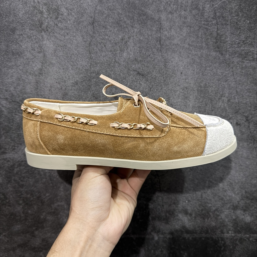 【广东纯原版】CHANEL 香奈儿26C拼色链条小皮鞋 小红书爆款穿搭，早春穿搭系列 以新任设计师的先锋巧思，将鞋侧金属链条与标志性锁扣巧妙呼应， 随步履轻晃，尽显灵动。 平底鞋型兼顾舒适与利落，行走间松弛自在。 搭配斜纹软呢半裙，复古优雅；配高腰阔腿裤，通勤干练。 面料选用原版定制牛京皮，内里与踮脚均为亲肤羊皮， 搭配开模定制防滑大底，细节处处考究。 尺码：35 36 37 38 39 40-选品中心