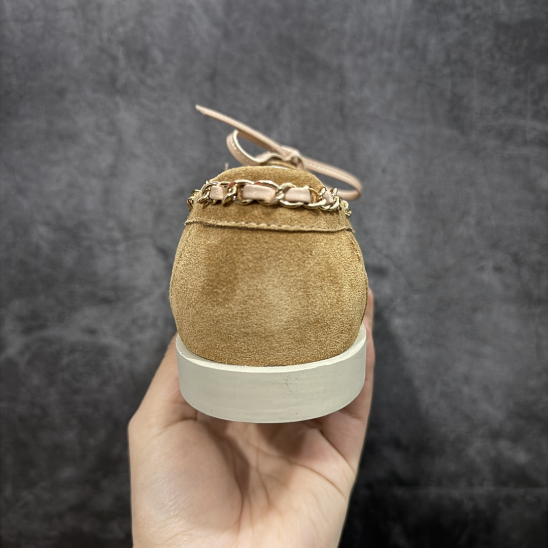 图片[4]-【广东纯原版】CHANEL 香奈儿26C拼色链条小皮鞋 小红书爆款穿搭，早春穿搭系列 以新任设计师的先锋巧思，将鞋侧金属链条与标志性锁扣巧妙呼应， 随步履轻晃，尽显灵动。 平底鞋型兼顾舒适与利落，行走间松弛自在。 搭配斜纹软呢半裙，复古优雅；配高腰阔腿裤，通勤干练。 面料选用原版定制牛京皮，内里与踮脚均为亲肤羊皮， 搭配开模定制防滑大底，细节处处考究。 尺码：35 36 37 38 39 40-选品中心