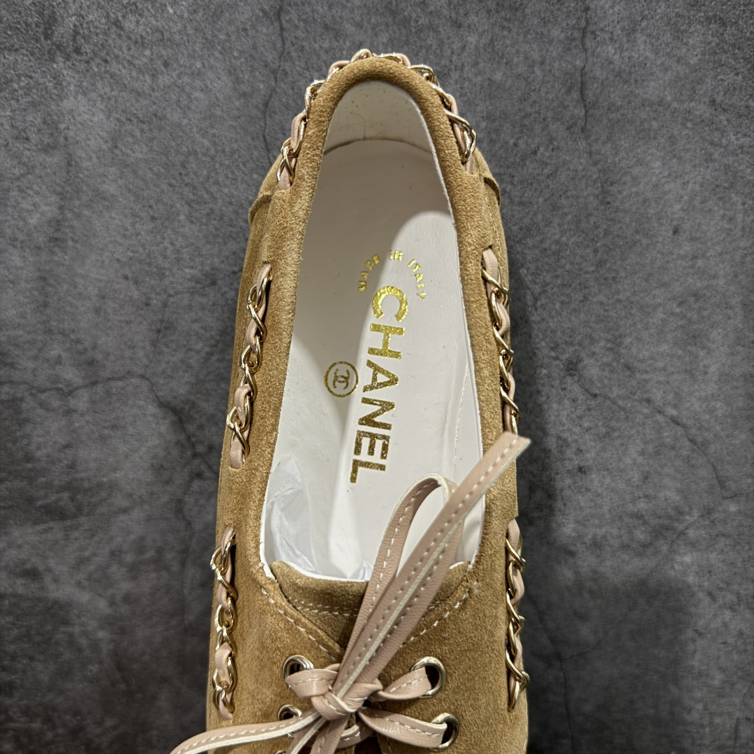 图片[8]-【广东纯原版】CHANEL 香奈儿26C拼色链条小皮鞋 小红书爆款穿搭，早春穿搭系列 以新任设计师的先锋巧思，将鞋侧金属链条与标志性锁扣巧妙呼应， 随步履轻晃，尽显灵动。 平底鞋型兼顾舒适与利落，行走间松弛自在。 搭配斜纹软呢半裙，复古优雅；配高腰阔腿裤，通勤干练。 面料选用原版定制牛京皮，内里与踮脚均为亲肤羊皮， 搭配开模定制防滑大底，细节处处考究。 尺码：35 36 37 38 39 40-选品中心