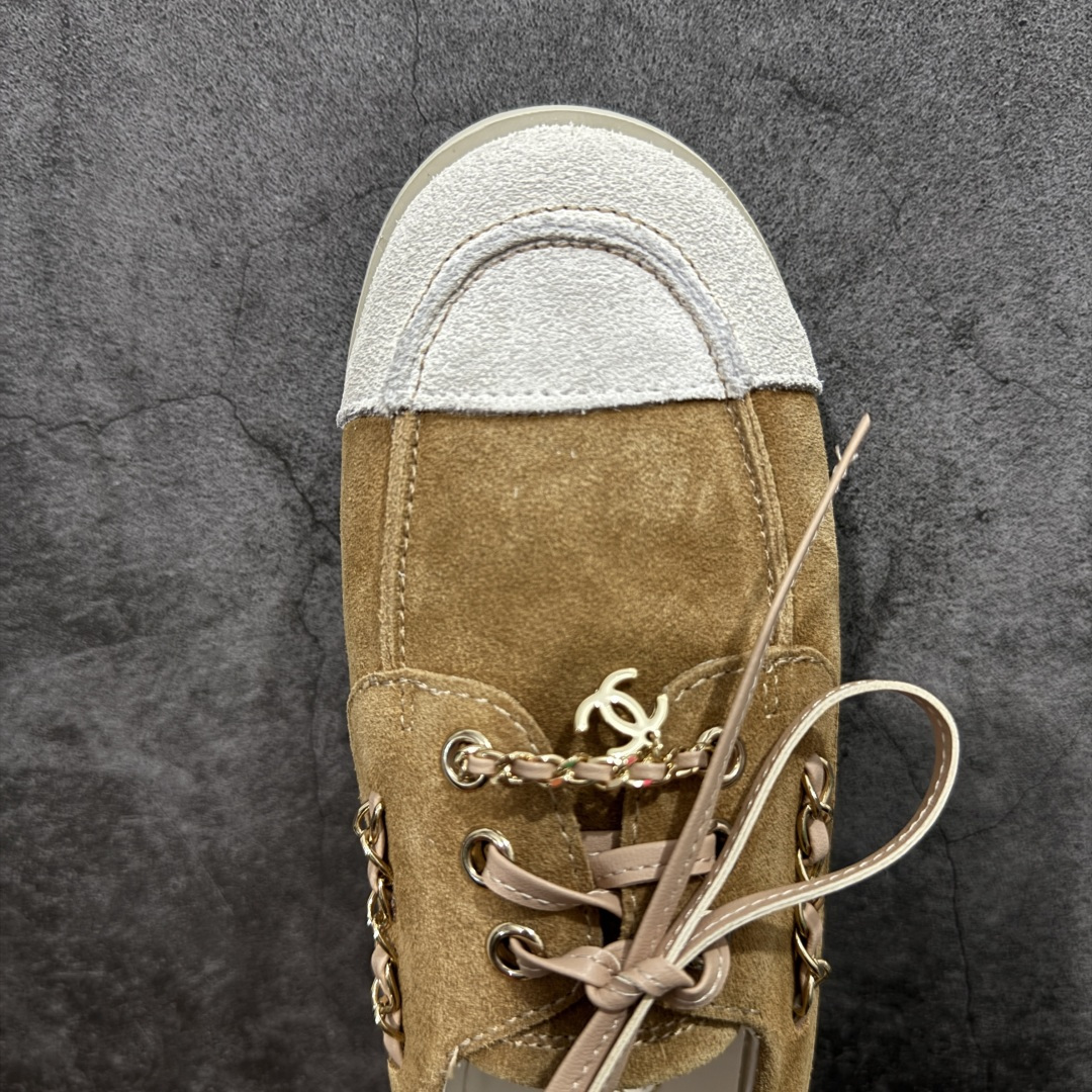 图片[5]-【广东纯原版】CHANEL 香奈儿26C拼色链条小皮鞋 小红书爆款穿搭，早春穿搭系列 以新任设计师的先锋巧思，将鞋侧金属链条与标志性锁扣巧妙呼应， 随步履轻晃，尽显灵动。 平底鞋型兼顾舒适与利落，行走间松弛自在。 搭配斜纹软呢半裙，复古优雅；配高腰阔腿裤，通勤干练。 面料选用原版定制牛京皮，内里与踮脚均为亲肤羊皮， 搭配开模定制防滑大底，细节处处考究。 尺码：35 36 37 38 39 40-选品中心