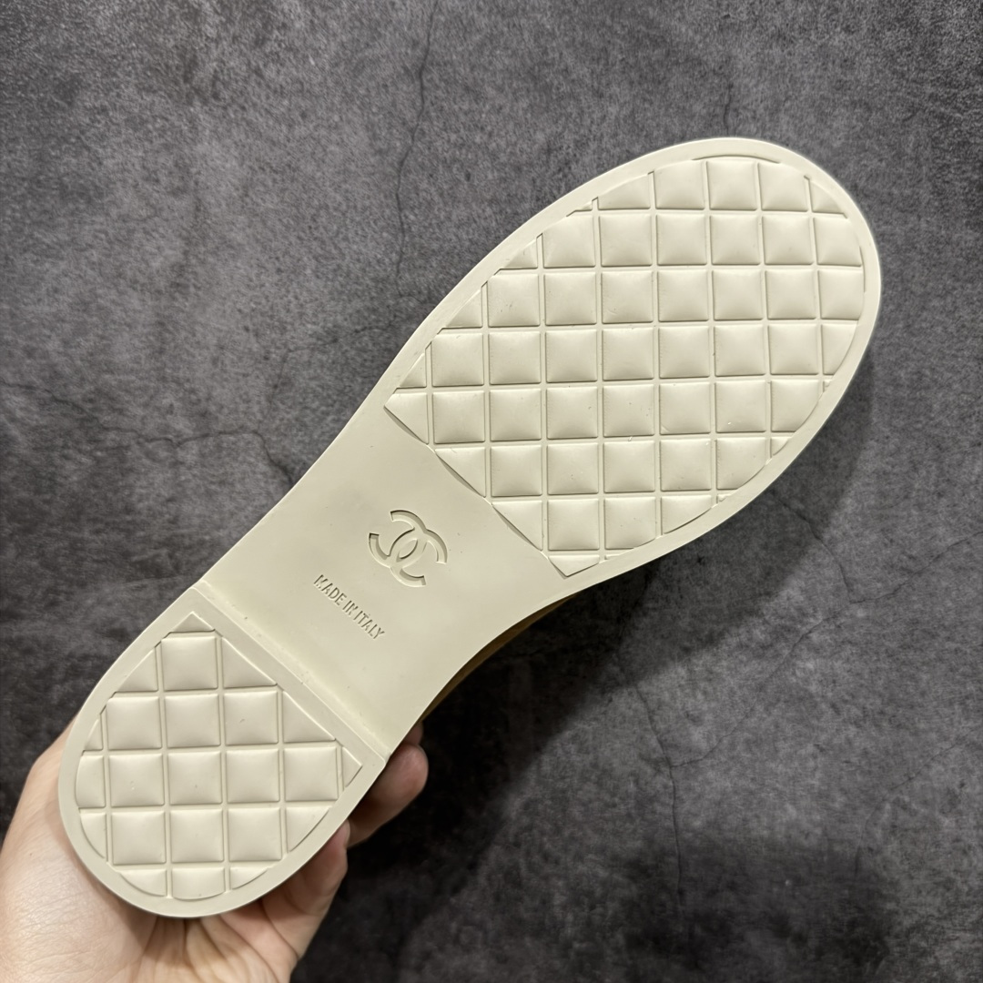 图片[9]-【广东纯原版】CHANEL 香奈儿26C拼色链条小皮鞋 小红书爆款穿搭，早春穿搭系列 以新任设计师的先锋巧思，将鞋侧金属链条与标志性锁扣巧妙呼应， 随步履轻晃，尽显灵动。 平底鞋型兼顾舒适与利落，行走间松弛自在。 搭配斜纹软呢半裙，复古优雅；配高腰阔腿裤，通勤干练。 面料选用原版定制牛京皮，内里与踮脚均为亲肤羊皮， 搭配开模定制防滑大底，细节处处考究。 尺码：35 36 37 38 39 40-选品中心