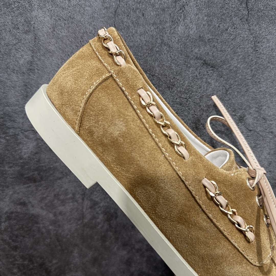 图片[7]-【广东纯原版】CHANEL 香奈儿26C拼色链条小皮鞋 小红书爆款穿搭，早春穿搭系列 以新任设计师的先锋巧思，将鞋侧金属链条与标志性锁扣巧妙呼应， 随步履轻晃，尽显灵动。 平底鞋型兼顾舒适与利落，行走间松弛自在。 搭配斜纹软呢半裙，复古优雅；配高腰阔腿裤，通勤干练。 面料选用原版定制牛京皮，内里与踮脚均为亲肤羊皮， 搭配开模定制防滑大底，细节处处考究。 尺码：35 36 37 38 39 40-选品中心