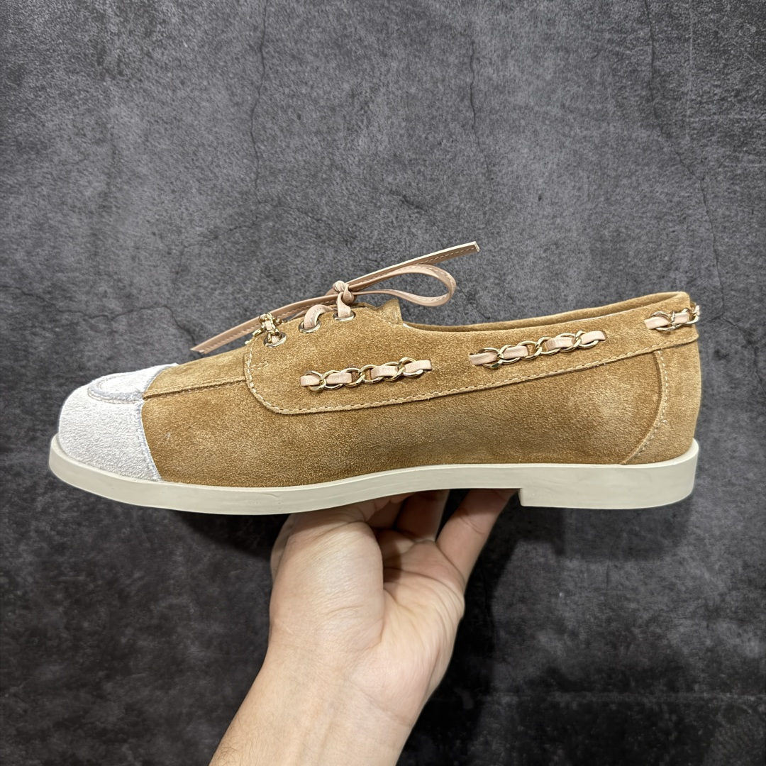 图片[2]-【广东纯原版】CHANEL 香奈儿26C拼色链条小皮鞋 小红书爆款穿搭，早春穿搭系列 以新任设计师的先锋巧思，将鞋侧金属链条与标志性锁扣巧妙呼应， 随步履轻晃，尽显灵动。 平底鞋型兼顾舒适与利落，行走间松弛自在。 搭配斜纹软呢半裙，复古优雅；配高腰阔腿裤，通勤干练。 面料选用原版定制牛京皮，内里与踮脚均为亲肤羊皮， 搭配开模定制防滑大底，细节处处考究。 尺码：35 36 37 38 39 40-选品中心