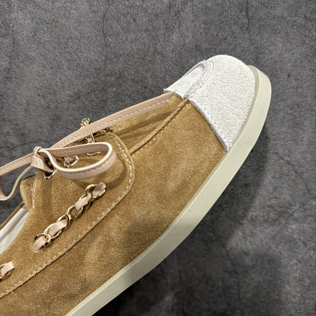 图片[6]-【广东纯原版】CHANEL 香奈儿26C拼色链条小皮鞋 小红书爆款穿搭，早春穿搭系列 以新任设计师的先锋巧思，将鞋侧金属链条与标志性锁扣巧妙呼应， 随步履轻晃，尽显灵动。 平底鞋型兼顾舒适与利落，行走间松弛自在。 搭配斜纹软呢半裙，复古优雅；配高腰阔腿裤，通勤干练。 面料选用原版定制牛京皮，内里与踮脚均为亲肤羊皮， 搭配开模定制防滑大底，细节处处考究。 尺码：35 36 37 38 39 40-选品中心