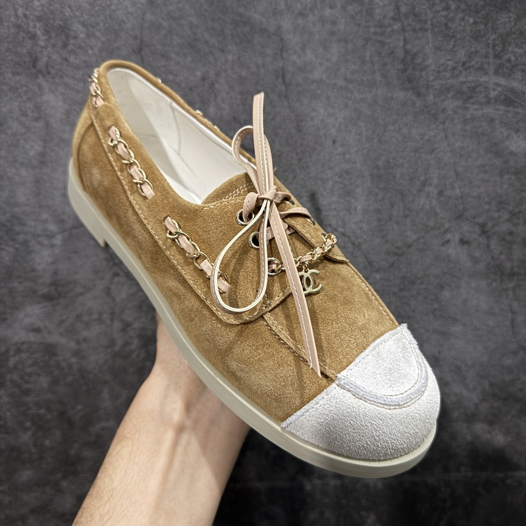 图片[3]-【广东纯原版】CHANEL 香奈儿26C拼色链条小皮鞋 小红书爆款穿搭，早春穿搭系列 以新任设计师的先锋巧思，将鞋侧金属链条与标志性锁扣巧妙呼应， 随步履轻晃，尽显灵动。 平底鞋型兼顾舒适与利落，行走间松弛自在。 搭配斜纹软呢半裙，复古优雅；配高腰阔腿裤，通勤干练。 面料选用原版定制牛京皮，内里与踮脚均为亲肤羊皮， 搭配开模定制防滑大底，细节处处考究。 尺码：35 36 37 38 39 40-选品中心