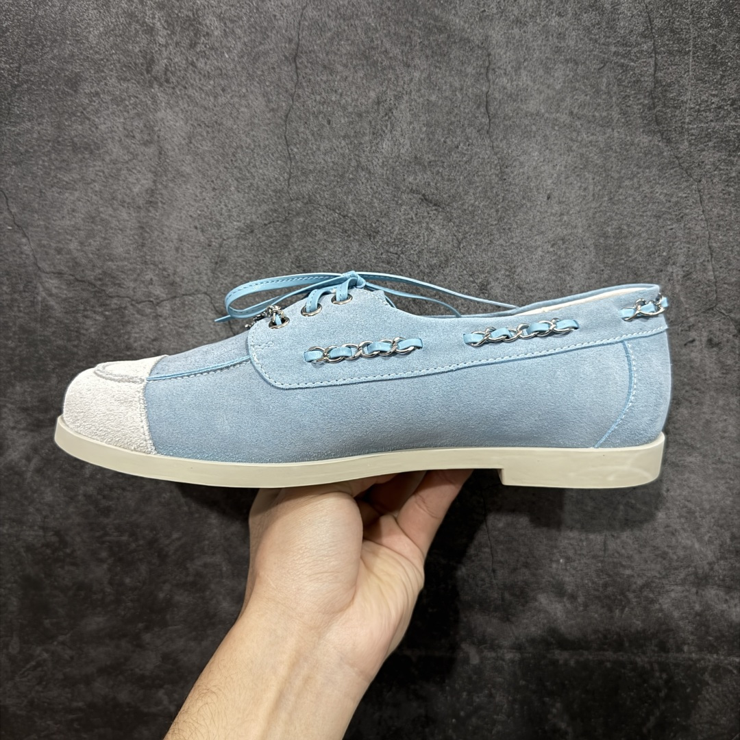 图片[2]-【广东纯原版】CHANEL 香奈儿26C拼色链条小皮鞋 小红书爆款穿搭，早春穿搭系列 以新任设计师的先锋巧思，将鞋侧金属链条与标志性锁扣巧妙呼应， 随步履轻晃，尽显灵动。 平底鞋型兼顾舒适与利落，行走间松弛自在。 搭配斜纹软呢半裙，复古优雅；配高腰阔腿裤，通勤干练。 面料选用原版定制牛京皮，内里与踮脚均为亲肤羊皮， 搭配开模定制防滑大底，细节处处考究。 尺码：35 36 37 38 39 40-选品中心