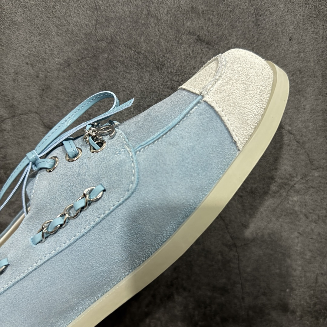 图片[6]-【广东纯原版】CHANEL 香奈儿26C拼色链条小皮鞋 小红书爆款穿搭，早春穿搭系列 以新任设计师的先锋巧思，将鞋侧金属链条与标志性锁扣巧妙呼应， 随步履轻晃，尽显灵动。 平底鞋型兼顾舒适与利落，行走间松弛自在。 搭配斜纹软呢半裙，复古优雅；配高腰阔腿裤，通勤干练。 面料选用原版定制牛京皮，内里与踮脚均为亲肤羊皮， 搭配开模定制防滑大底，细节处处考究。 尺码：35 36 37 38 39 40-选品中心