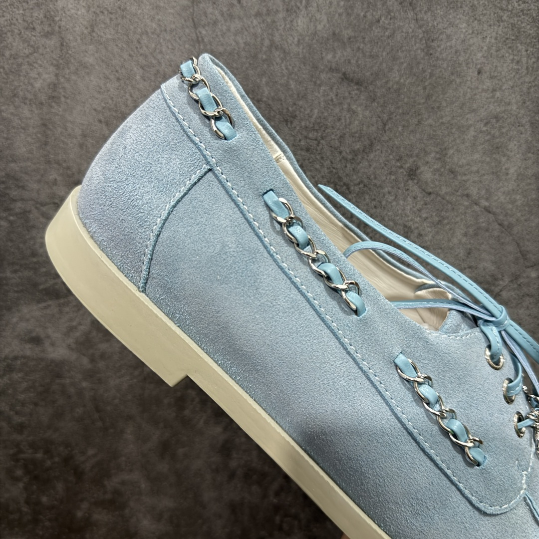 图片[7]-【广东纯原版】CHANEL 香奈儿26C拼色链条小皮鞋 小红书爆款穿搭，早春穿搭系列 以新任设计师的先锋巧思，将鞋侧金属链条与标志性锁扣巧妙呼应， 随步履轻晃，尽显灵动。 平底鞋型兼顾舒适与利落，行走间松弛自在。 搭配斜纹软呢半裙，复古优雅；配高腰阔腿裤，通勤干练。 面料选用原版定制牛京皮，内里与踮脚均为亲肤羊皮， 搭配开模定制防滑大底，细节处处考究。 尺码：35 36 37 38 39 40-选品中心