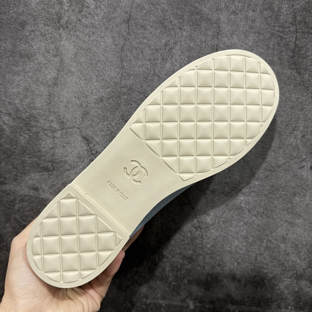 图片[9]-【广东纯原版】CHANEL 香奈儿26C拼色链条小皮鞋 小红书爆款穿搭，早春穿搭系列 以新任设计师的先锋巧思，将鞋侧金属链条与标志性锁扣巧妙呼应， 随步履轻晃，尽显灵动。 平底鞋型兼顾舒适与利落，行走间松弛自在。 搭配斜纹软呢半裙，复古优雅；配高腰阔腿裤，通勤干练。 面料选用原版定制牛京皮，内里与踮脚均为亲肤羊皮， 搭配开模定制防滑大底，细节处处考究。 尺码：35 36 37 38 39 40-选品中心