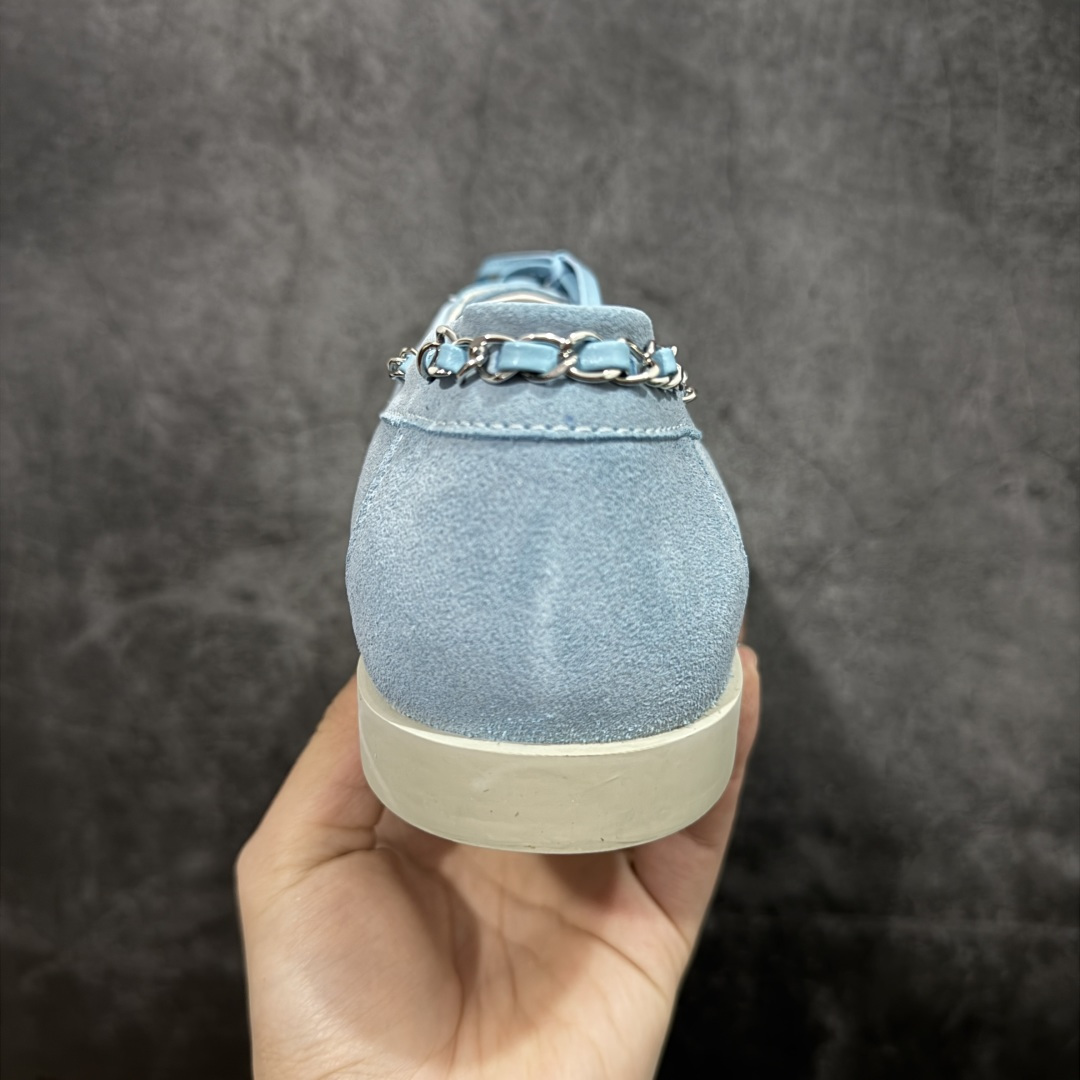 图片[4]-【广东纯原版】CHANEL 香奈儿26C拼色链条小皮鞋 小红书爆款穿搭，早春穿搭系列 以新任设计师的先锋巧思，将鞋侧金属链条与标志性锁扣巧妙呼应， 随步履轻晃，尽显灵动。 平底鞋型兼顾舒适与利落，行走间松弛自在。 搭配斜纹软呢半裙，复古优雅；配高腰阔腿裤，通勤干练。 面料选用原版定制牛京皮，内里与踮脚均为亲肤羊皮， 搭配开模定制防滑大底，细节处处考究。 尺码：35 36 37 38 39 40-选品中心