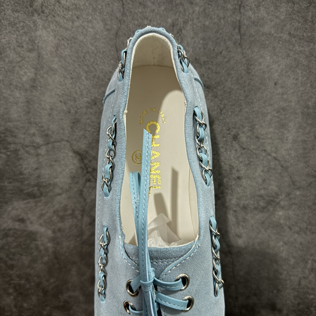 图片[8]-【广东纯原版】CHANEL 香奈儿26C拼色链条小皮鞋 小红书爆款穿搭，早春穿搭系列 以新任设计师的先锋巧思，将鞋侧金属链条与标志性锁扣巧妙呼应， 随步履轻晃，尽显灵动。 平底鞋型兼顾舒适与利落，行走间松弛自在。 搭配斜纹软呢半裙，复古优雅；配高腰阔腿裤，通勤干练。 面料选用原版定制牛京皮，内里与踮脚均为亲肤羊皮， 搭配开模定制防滑大底，细节处处考究。 尺码：35 36 37 38 39 40-选品中心