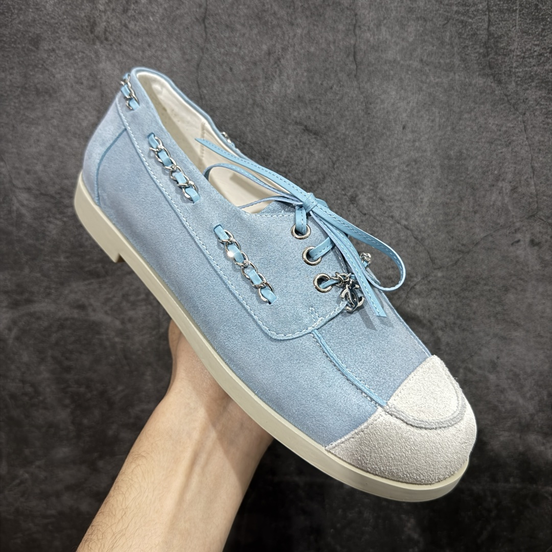 图片[3]-【广东纯原版】CHANEL 香奈儿26C拼色链条小皮鞋 小红书爆款穿搭，早春穿搭系列 以新任设计师的先锋巧思，将鞋侧金属链条与标志性锁扣巧妙呼应， 随步履轻晃，尽显灵动。 平底鞋型兼顾舒适与利落，行走间松弛自在。 搭配斜纹软呢半裙，复古优雅；配高腰阔腿裤，通勤干练。 面料选用原版定制牛京皮，内里与踮脚均为亲肤羊皮， 搭配开模定制防滑大底，细节处处考究。 尺码：35 36 37 38 39 40-选品中心