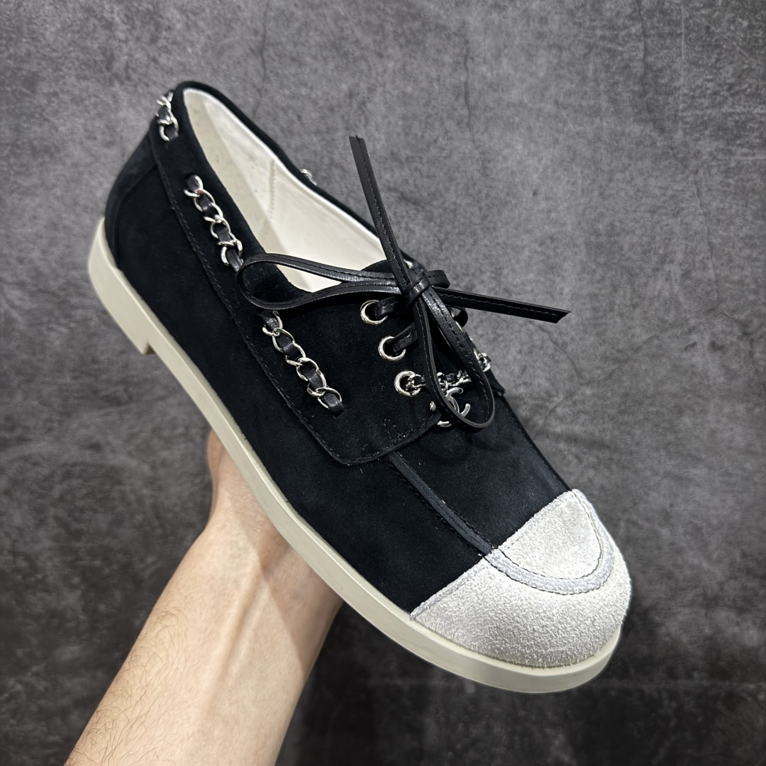 图片[3]-【广东纯原版】CHANEL 香奈儿26C拼色链条小皮鞋 小红书爆款穿搭，早春穿搭系列 以新任设计师的先锋巧思，将鞋侧金属链条与标志性锁扣巧妙呼应， 随步履轻晃，尽显灵动。 平底鞋型兼顾舒适与利落，行走间松弛自在。 搭配斜纹软呢半裙，复古优雅；配高腰阔腿裤，通勤干练。 面料选用原版定制牛京皮，内里与踮脚均为亲肤羊皮， 搭配开模定制防滑大底，细节处处考究。 尺码：35 36 37 38 39 40-选品中心