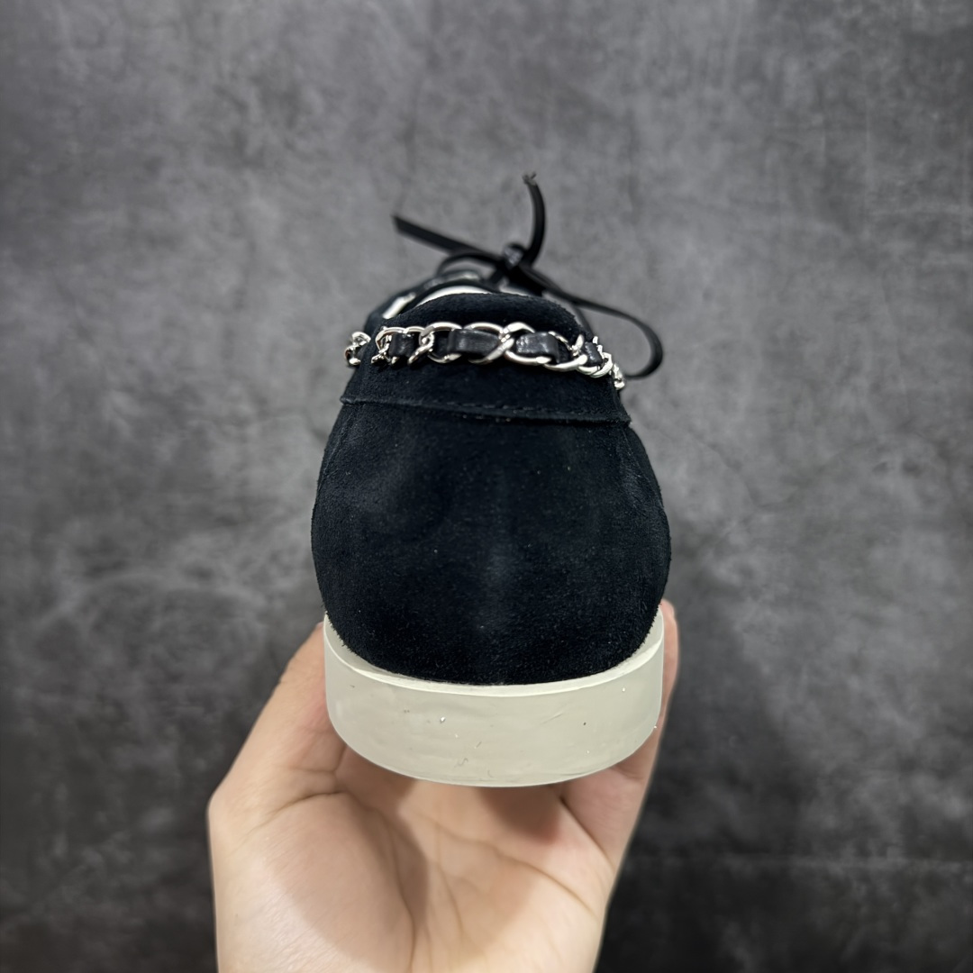 图片[4]-【广东纯原版】CHANEL 香奈儿26C拼色链条小皮鞋 小红书爆款穿搭，早春穿搭系列 以新任设计师的先锋巧思，将鞋侧金属链条与标志性锁扣巧妙呼应， 随步履轻晃，尽显灵动。 平底鞋型兼顾舒适与利落，行走间松弛自在。 搭配斜纹软呢半裙，复古优雅；配高腰阔腿裤，通勤干练。 面料选用原版定制牛京皮，内里与踮脚均为亲肤羊皮， 搭配开模定制防滑大底，细节处处考究。 尺码：35 36 37 38 39 40-选品中心