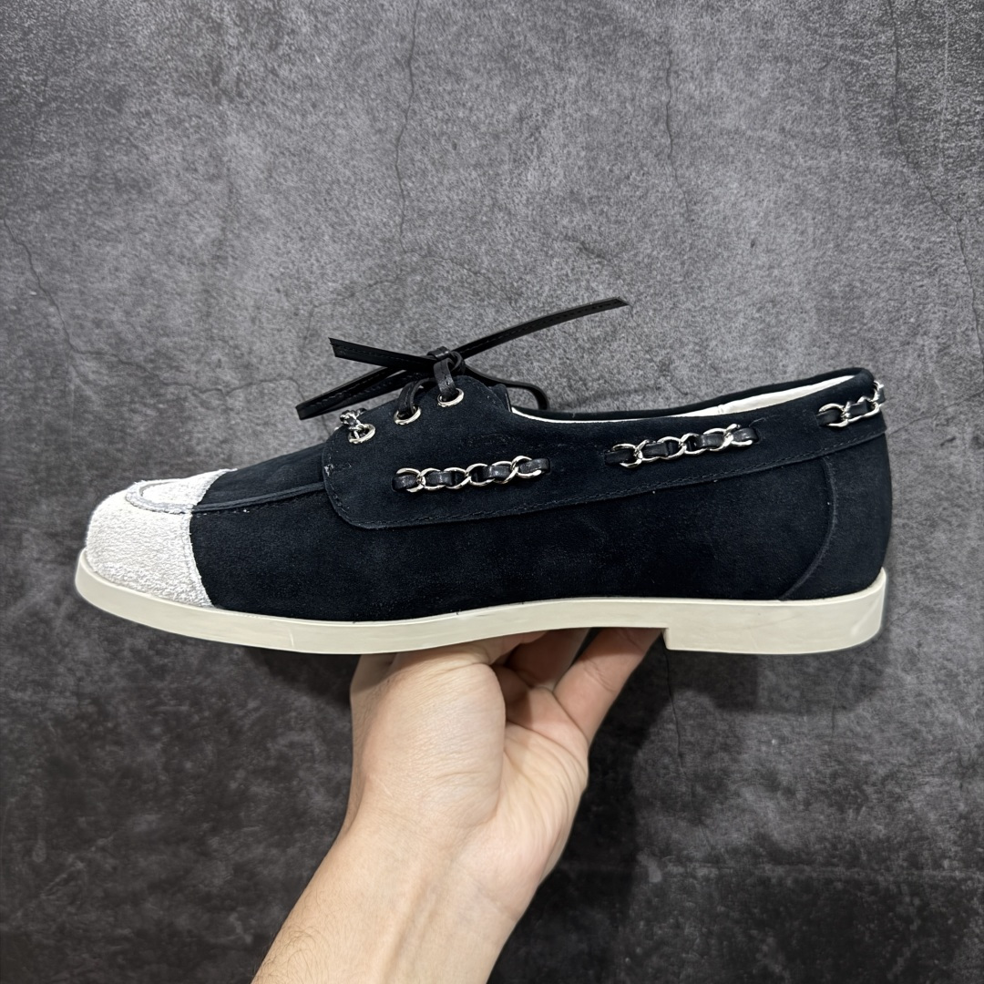 图片[2]-【广东纯原版】CHANEL 香奈儿26C拼色链条小皮鞋 小红书爆款穿搭，早春穿搭系列 以新任设计师的先锋巧思，将鞋侧金属链条与标志性锁扣巧妙呼应， 随步履轻晃，尽显灵动。 平底鞋型兼顾舒适与利落，行走间松弛自在。 搭配斜纹软呢半裙，复古优雅；配高腰阔腿裤，通勤干练。 面料选用原版定制牛京皮，内里与踮脚均为亲肤羊皮， 搭配开模定制防滑大底，细节处处考究。 尺码：35 36 37 38 39 40-选品中心