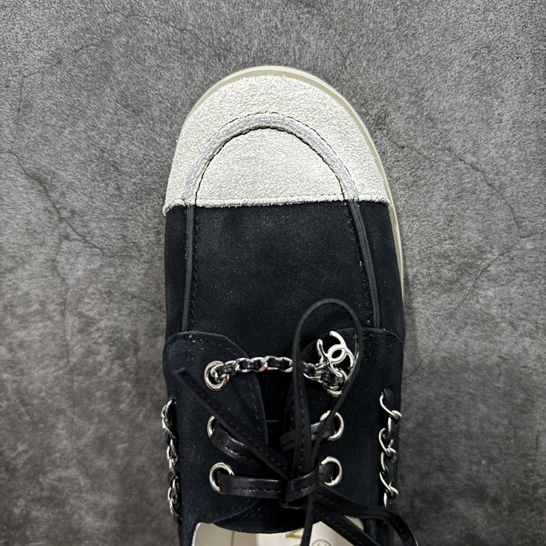 图片[5]-【广东纯原版】CHANEL 香奈儿26C拼色链条小皮鞋 小红书爆款穿搭，早春穿搭系列 以新任设计师的先锋巧思，将鞋侧金属链条与标志性锁扣巧妙呼应， 随步履轻晃，尽显灵动。 平底鞋型兼顾舒适与利落，行走间松弛自在。 搭配斜纹软呢半裙，复古优雅；配高腰阔腿裤，通勤干练。 面料选用原版定制牛京皮，内里与踮脚均为亲肤羊皮， 搭配开模定制防滑大底，细节处处考究。 尺码：35 36 37 38 39 40-选品中心