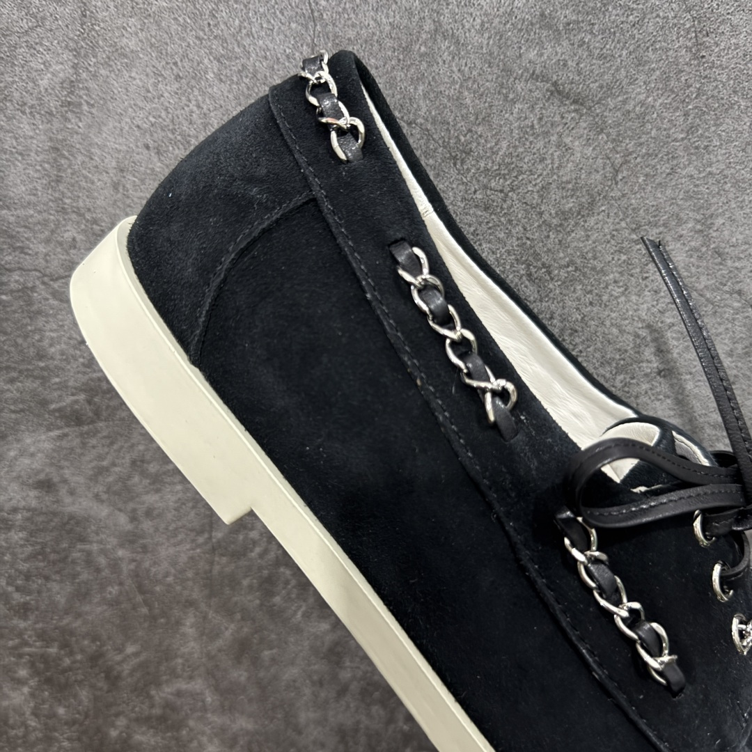 图片[7]-【广东纯原版】CHANEL 香奈儿26C拼色链条小皮鞋 小红书爆款穿搭，早春穿搭系列 以新任设计师的先锋巧思，将鞋侧金属链条与标志性锁扣巧妙呼应， 随步履轻晃，尽显灵动。 平底鞋型兼顾舒适与利落，行走间松弛自在。 搭配斜纹软呢半裙，复古优雅；配高腰阔腿裤，通勤干练。 面料选用原版定制牛京皮，内里与踮脚均为亲肤羊皮， 搭配开模定制防滑大底，细节处处考究。 尺码：35 36 37 38 39 40-选品中心