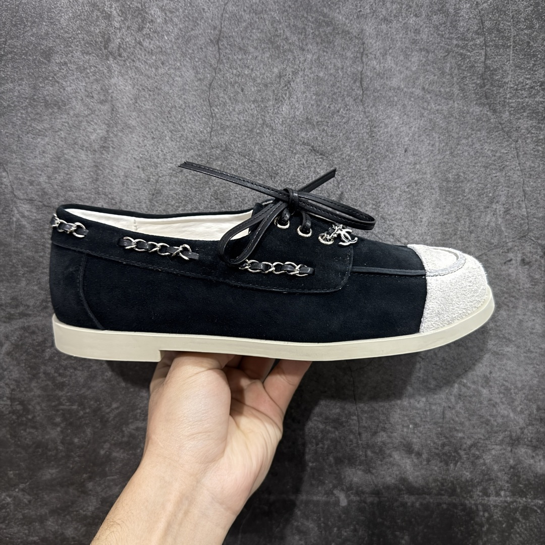 【广东纯原版】CHANEL 香奈儿26C拼色链条小皮鞋 小红书爆款穿搭，早春穿搭系列 以新任设计师的先锋巧思，将鞋侧金属链条与标志性锁扣巧妙呼应， 随步履轻晃，尽显灵动。 平底鞋型兼顾舒适与利落，行走间松弛自在。 搭配斜纹软呢半裙，复古优雅；配高腰阔腿裤，通勤干练。 面料选用原版定制牛京皮，内里与踮脚均为亲肤羊皮， 搭配开模定制防滑大底，细节处处考究。 尺码：35 36 37 38 39 40-选品中心