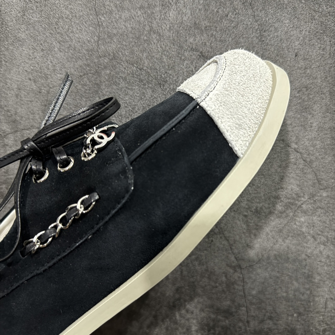 图片[6]-【广东纯原版】CHANEL 香奈儿26C拼色链条小皮鞋 小红书爆款穿搭，早春穿搭系列 以新任设计师的先锋巧思，将鞋侧金属链条与标志性锁扣巧妙呼应， 随步履轻晃，尽显灵动。 平底鞋型兼顾舒适与利落，行走间松弛自在。 搭配斜纹软呢半裙，复古优雅；配高腰阔腿裤，通勤干练。 面料选用原版定制牛京皮，内里与踮脚均为亲肤羊皮， 搭配开模定制防滑大底，细节处处考究。 尺码：35 36 37 38 39 40-选品中心