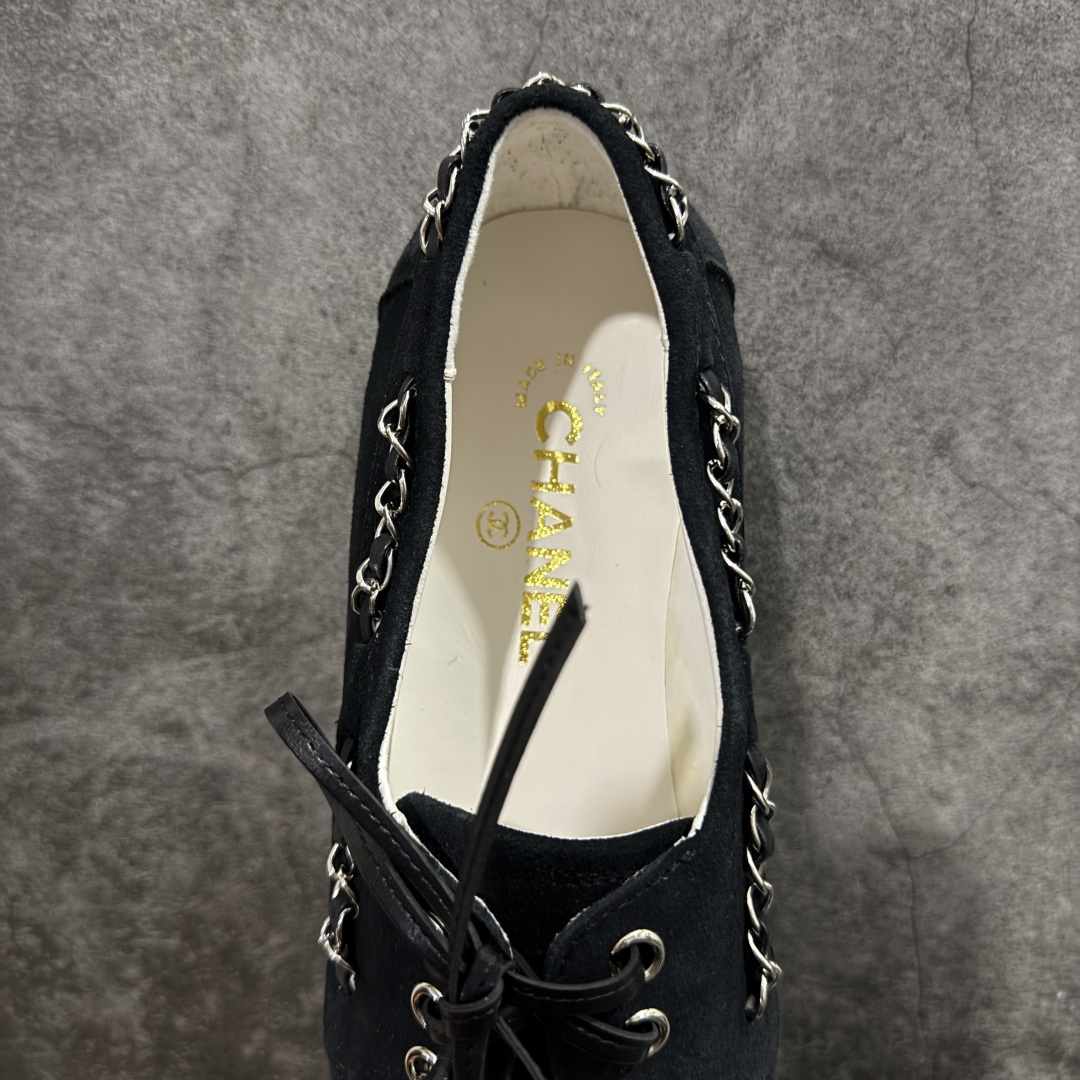 图片[8]-【广东纯原版】CHANEL 香奈儿26C拼色链条小皮鞋 小红书爆款穿搭，早春穿搭系列 以新任设计师的先锋巧思，将鞋侧金属链条与标志性锁扣巧妙呼应， 随步履轻晃，尽显灵动。 平底鞋型兼顾舒适与利落，行走间松弛自在。 搭配斜纹软呢半裙，复古优雅；配高腰阔腿裤，通勤干练。 面料选用原版定制牛京皮，内里与踮脚均为亲肤羊皮， 搭配开模定制防滑大底，细节处处考究。 尺码：35 36 37 38 39 40-选品中心