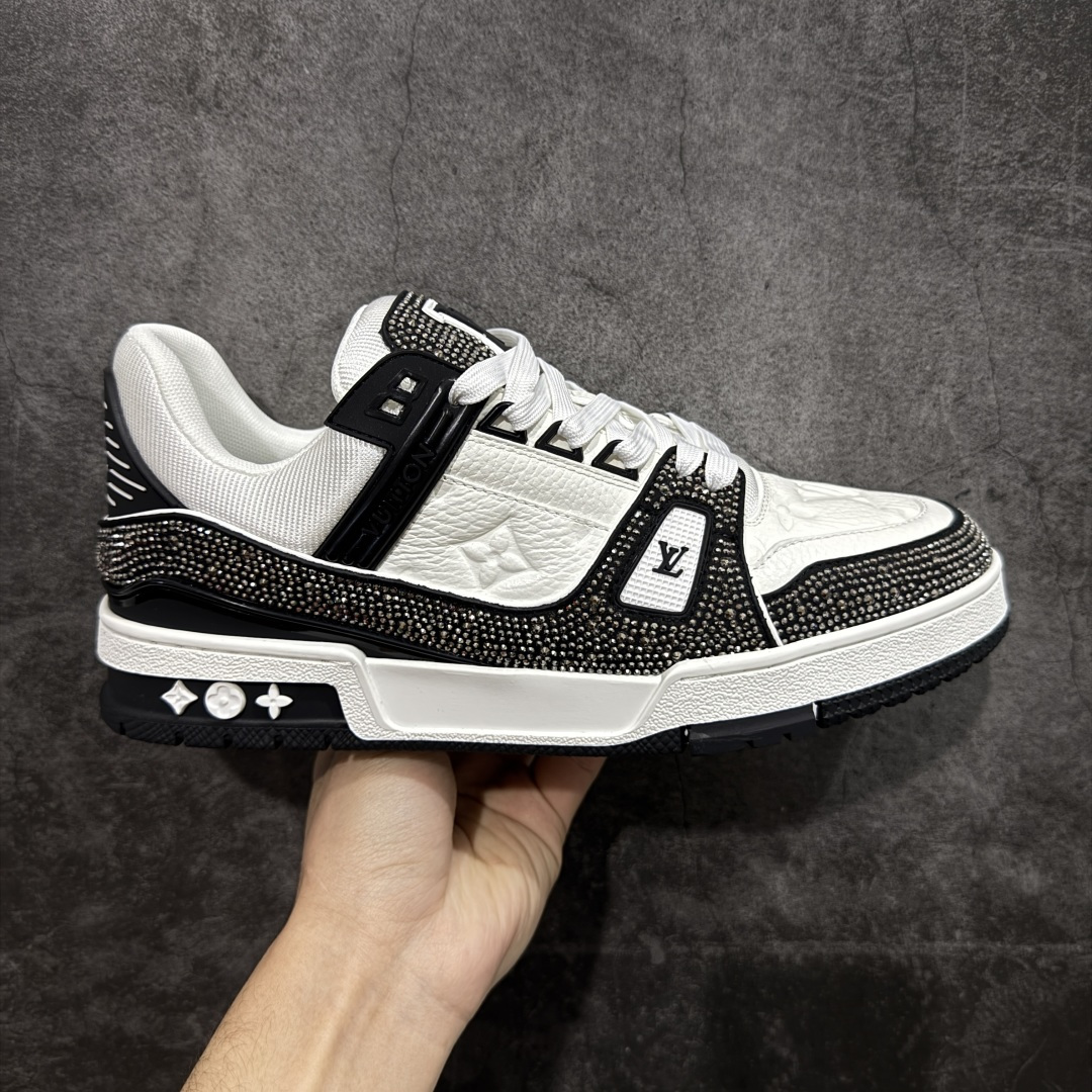 【YS纯原】广奢高端货 LOUIS VUITTON 路易威登 LV Trainer 休闲板鞋 ✦ 原楦原纸版开模，鞋型立体饱满 ✦ 零毛边、零溢胶、零线头瑕疵 ✦ 细节与原版一致 区分市面通货 ✦ 多层叠片＋电脑针车，针距密度一致 ✦ Monogram浮雕＋3D高频压纹 ✦ 多密度发泡中底：支撑回弹媲美专柜 ✦ 原装橡胶大底：含胶量高、纹路深、双拼接零偏差 ✦ ZP级原装包装：专柜款鞋盒＋防尘袋＋说明书 尺码：35-45-选品中心