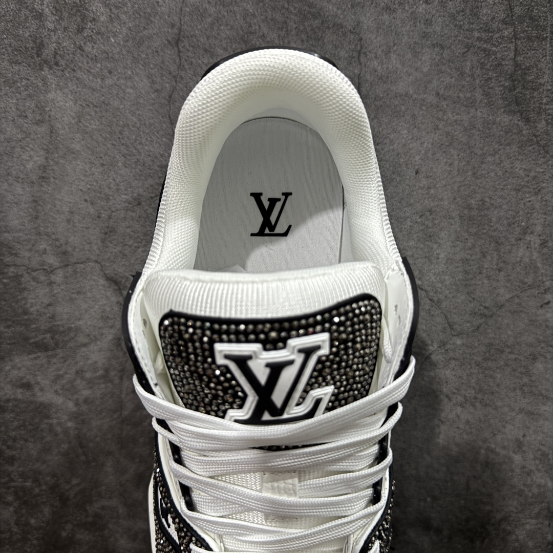 图片[8]-【YS纯原】广奢高端货 LOUIS VUITTON 路易威登 LV Trainer 休闲板鞋 ✦ 原楦原纸版开模，鞋型立体饱满 ✦ 零毛边、零溢胶、零线头瑕疵 ✦ 细节与原版一致 区分市面通货 ✦ 多层叠片＋电脑针车，针距密度一致 ✦ Monogram浮雕＋3D高频压纹 ✦ 多密度发泡中底：支撑回弹媲美专柜 ✦ 原装橡胶大底：含胶量高、纹路深、双拼接零偏差 ✦ ZP级原装包装：专柜款鞋盒＋防尘袋＋说明书 尺码：35-45-选品中心