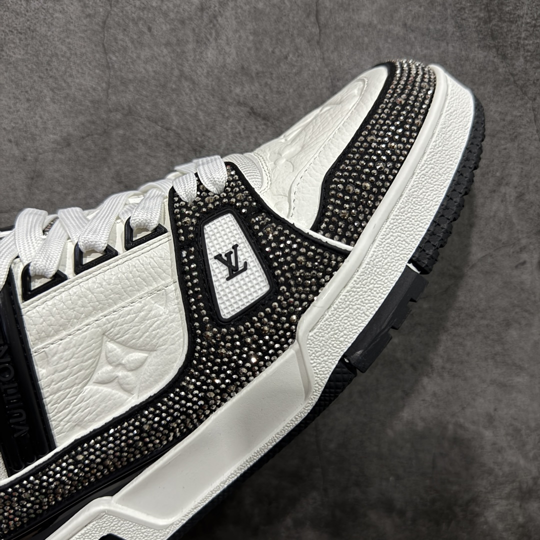 图片[6]-【YS纯原】广奢高端货 LOUIS VUITTON 路易威登 LV Trainer 休闲板鞋 ✦ 原楦原纸版开模，鞋型立体饱满 ✦ 零毛边、零溢胶、零线头瑕疵 ✦ 细节与原版一致 区分市面通货 ✦ 多层叠片＋电脑针车，针距密度一致 ✦ Monogram浮雕＋3D高频压纹 ✦ 多密度发泡中底：支撑回弹媲美专柜 ✦ 原装橡胶大底：含胶量高、纹路深、双拼接零偏差 ✦ ZP级原装包装：专柜款鞋盒＋防尘袋＋说明书 尺码：35-45-选品中心