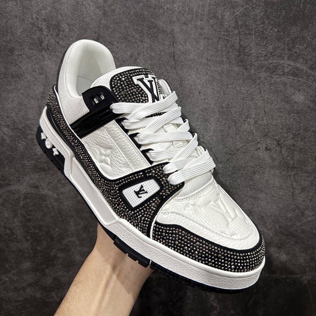 图片[3]-【YS纯原】广奢高端货 LOUIS VUITTON 路易威登 LV Trainer 休闲板鞋 ✦ 原楦原纸版开模，鞋型立体饱满 ✦ 零毛边、零溢胶、零线头瑕疵 ✦ 细节与原版一致 区分市面通货 ✦ 多层叠片＋电脑针车，针距密度一致 ✦ Monogram浮雕＋3D高频压纹 ✦ 多密度发泡中底：支撑回弹媲美专柜 ✦ 原装橡胶大底：含胶量高、纹路深、双拼接零偏差 ✦ ZP级原装包装：专柜款鞋盒＋防尘袋＋说明书 尺码：35-45-选品中心