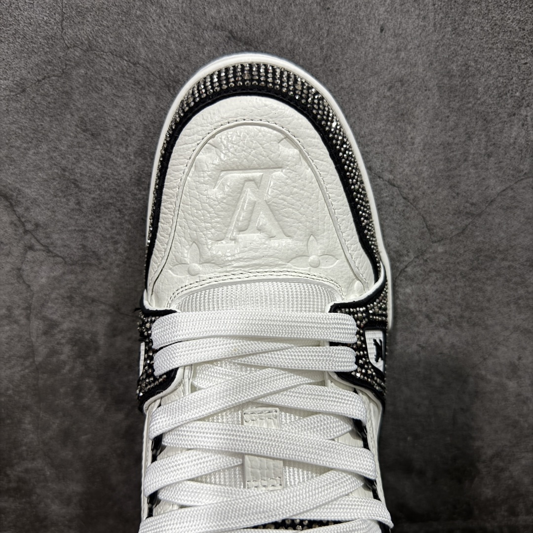 图片[5]-【YS纯原】广奢高端货 LOUIS VUITTON 路易威登 LV Trainer 休闲板鞋 ✦ 原楦原纸版开模，鞋型立体饱满 ✦ 零毛边、零溢胶、零线头瑕疵 ✦ 细节与原版一致 区分市面通货 ✦ 多层叠片＋电脑针车，针距密度一致 ✦ Monogram浮雕＋3D高频压纹 ✦ 多密度发泡中底：支撑回弹媲美专柜 ✦ 原装橡胶大底：含胶量高、纹路深、双拼接零偏差 ✦ ZP级原装包装：专柜款鞋盒＋防尘袋＋说明书 尺码：35-45-选品中心