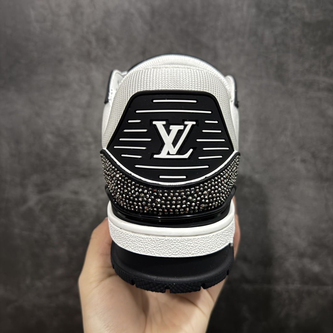 图片[4]-【YS纯原】广奢高端货 LOUIS VUITTON 路易威登 LV Trainer 休闲板鞋 ✦ 原楦原纸版开模，鞋型立体饱满 ✦ 零毛边、零溢胶、零线头瑕疵 ✦ 细节与原版一致 区分市面通货 ✦ 多层叠片＋电脑针车，针距密度一致 ✦ Monogram浮雕＋3D高频压纹 ✦ 多密度发泡中底：支撑回弹媲美专柜 ✦ 原装橡胶大底：含胶量高、纹路深、双拼接零偏差 ✦ ZP级原装包装：专柜款鞋盒＋防尘袋＋说明书 尺码：35-45-选品中心