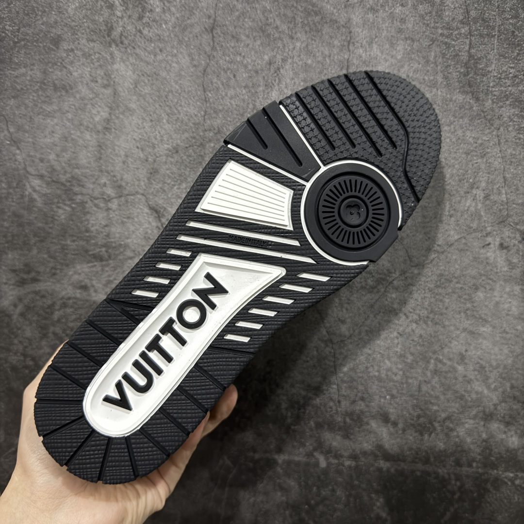 图片[9]-【YS纯原】广奢高端货 LOUIS VUITTON 路易威登 LV Trainer 休闲板鞋 ✦ 原楦原纸版开模，鞋型立体饱满 ✦ 零毛边、零溢胶、零线头瑕疵 ✦ 细节与原版一致 区分市面通货 ✦ 多层叠片＋电脑针车，针距密度一致 ✦ Monogram浮雕＋3D高频压纹 ✦ 多密度发泡中底：支撑回弹媲美专柜 ✦ 原装橡胶大底：含胶量高、纹路深、双拼接零偏差 ✦ ZP级原装包装：专柜款鞋盒＋防尘袋＋说明书 尺码：35-45-选品中心