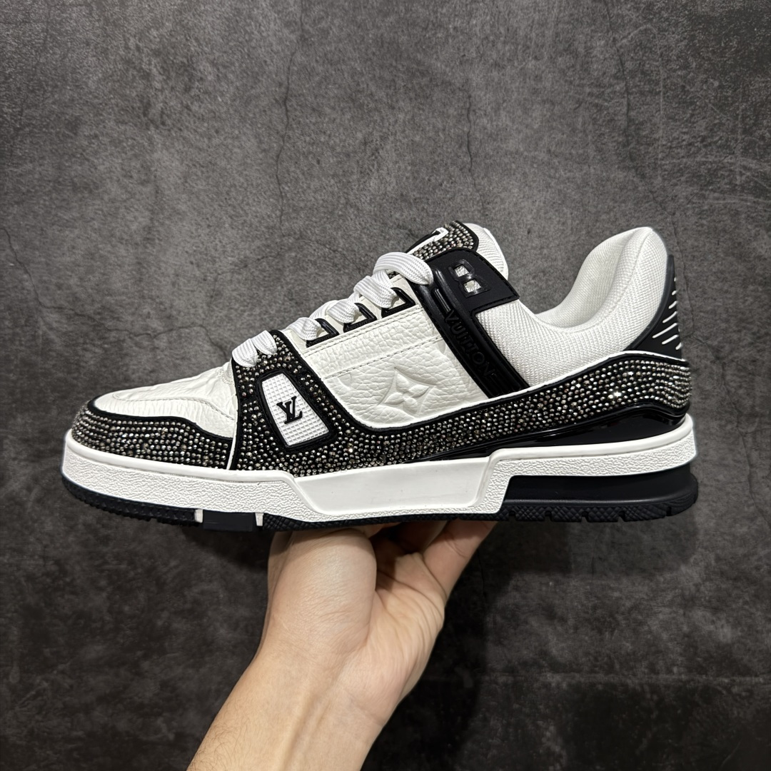 图片[2]-【YS纯原】广奢高端货 LOUIS VUITTON 路易威登 LV Trainer 休闲板鞋 ✦ 原楦原纸版开模，鞋型立体饱满 ✦ 零毛边、零溢胶、零线头瑕疵 ✦ 细节与原版一致 区分市面通货 ✦ 多层叠片＋电脑针车，针距密度一致 ✦ Monogram浮雕＋3D高频压纹 ✦ 多密度发泡中底：支撑回弹媲美专柜 ✦ 原装橡胶大底：含胶量高、纹路深、双拼接零偏差 ✦ ZP级原装包装：专柜款鞋盒＋防尘袋＋说明书 尺码：35-45-选品中心