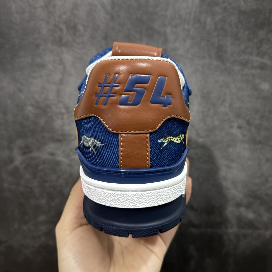 图片[4]-【YS纯原】广奢高端货 LOUIS VUITTON 路易威登 LV Trainer 休闲板鞋 ✦ 原楦原纸版开模，鞋型立体饱满 ✦ 零毛边、零溢胶、零线头瑕疵 ✦ 细节与原版一致 区分市面通货 ✦ 多层叠片＋电脑针车，针距密度一致 ✦ Monogram浮雕＋3D高频压纹 ✦ 多密度发泡中底：支撑回弹媲美专柜 ✦ 原装橡胶大底：含胶量高、纹路深、双拼接零偏差 ✦ ZP级原装包装：专柜款鞋盒＋防尘袋＋说明书 尺码：35-45-选品中心