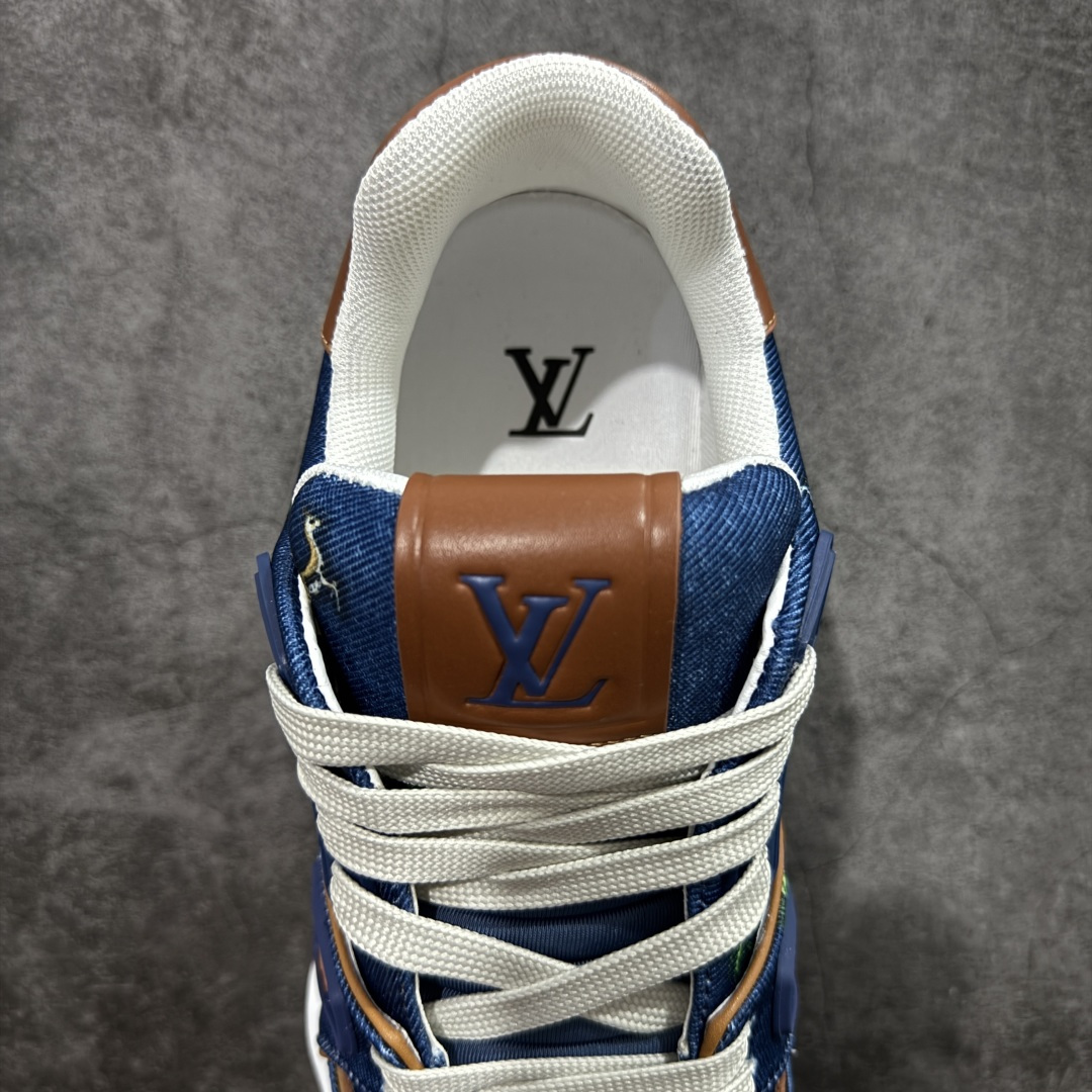 图片[8]-【YS纯原】广奢高端货 LOUIS VUITTON 路易威登 LV Trainer 休闲板鞋 ✦ 原楦原纸版开模，鞋型立体饱满 ✦ 零毛边、零溢胶、零线头瑕疵 ✦ 细节与原版一致 区分市面通货 ✦ 多层叠片＋电脑针车，针距密度一致 ✦ Monogram浮雕＋3D高频压纹 ✦ 多密度发泡中底：支撑回弹媲美专柜 ✦ 原装橡胶大底：含胶量高、纹路深、双拼接零偏差 ✦ ZP级原装包装：专柜款鞋盒＋防尘袋＋说明书 尺码：35-45-选品中心