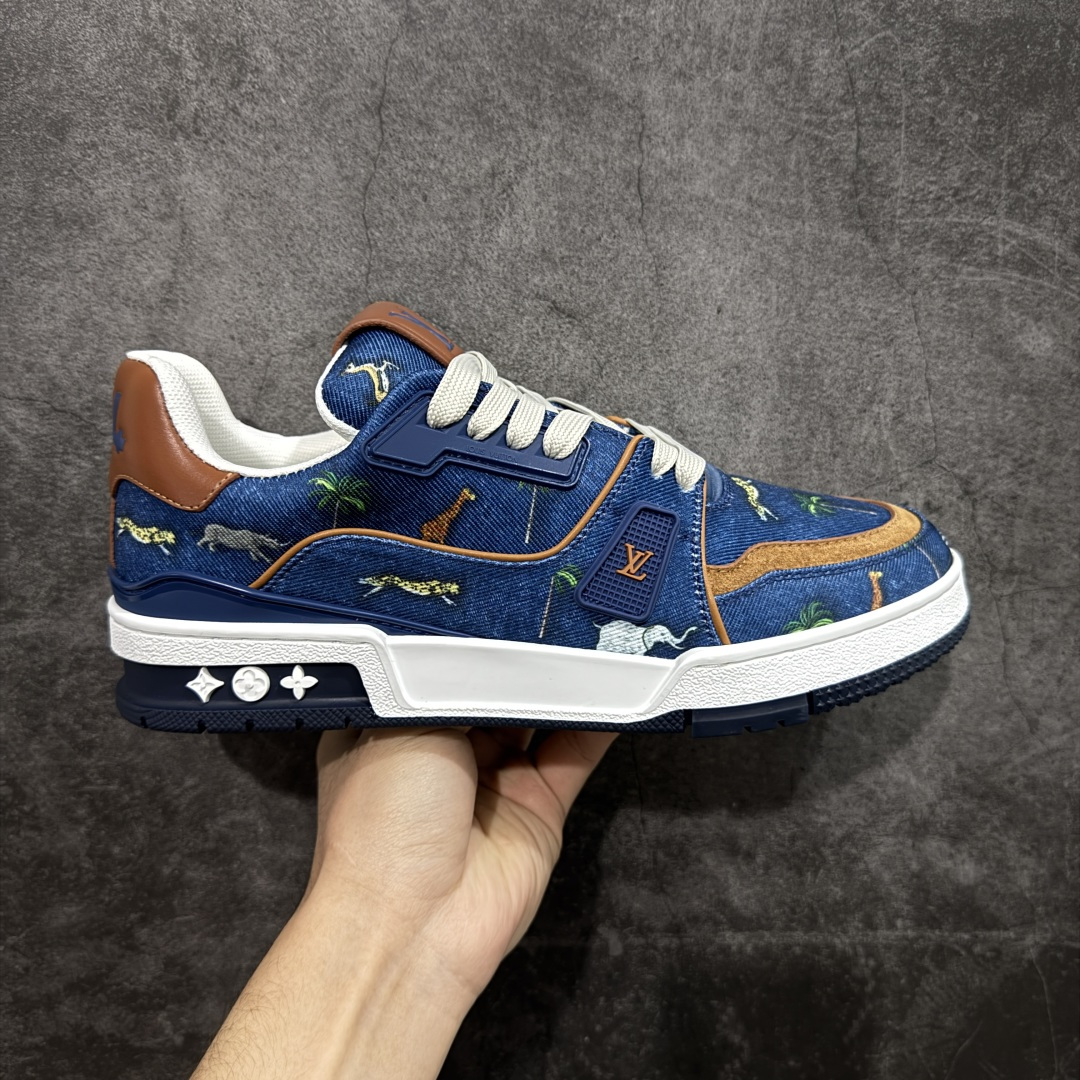 【YS纯原】广奢高端货 LOUIS VUITTON 路易威登 LV Trainer 休闲板鞋 ✦ 原楦原纸版开模，鞋型立体饱满 ✦ 零毛边、零溢胶、零线头瑕疵 ✦ 细节与原版一致 区分市面通货 ✦ 多层叠片＋电脑针车，针距密度一致 ✦ Monogram浮雕＋3D高频压纹 ✦ 多密度发泡中底：支撑回弹媲美专柜 ✦ 原装橡胶大底：含胶量高、纹路深、双拼接零偏差 ✦ ZP级原装包装：专柜款鞋盒＋防尘袋＋说明书 尺码：35-45-选品中心