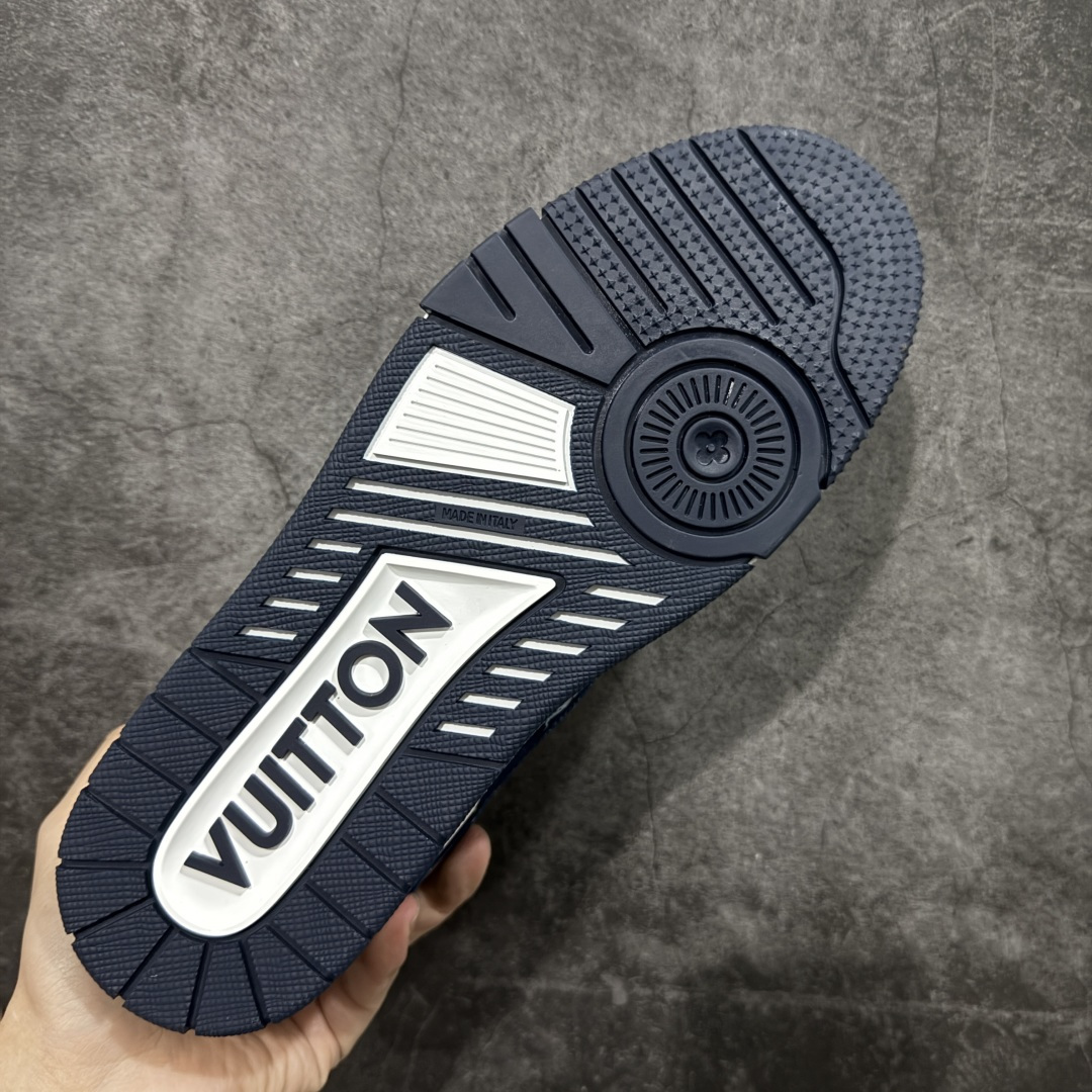 图片[9]-【YS纯原】广奢高端货 LOUIS VUITTON 路易威登 LV Trainer 休闲板鞋 ✦ 原楦原纸版开模，鞋型立体饱满 ✦ 零毛边、零溢胶、零线头瑕疵 ✦ 细节与原版一致 区分市面通货 ✦ 多层叠片＋电脑针车，针距密度一致 ✦ Monogram浮雕＋3D高频压纹 ✦ 多密度发泡中底：支撑回弹媲美专柜 ✦ 原装橡胶大底：含胶量高、纹路深、双拼接零偏差 ✦ ZP级原装包装：专柜款鞋盒＋防尘袋＋说明书 尺码：35-45-选品中心