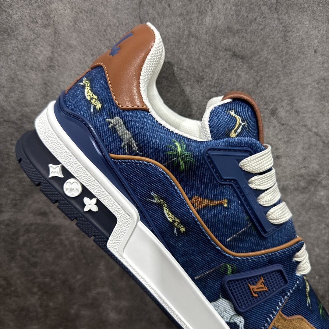 图片[7]-【YS纯原】广奢高端货 LOUIS VUITTON 路易威登 LV Trainer 休闲板鞋 ✦ 原楦原纸版开模，鞋型立体饱满 ✦ 零毛边、零溢胶、零线头瑕疵 ✦ 细节与原版一致 区分市面通货 ✦ 多层叠片＋电脑针车，针距密度一致 ✦ Monogram浮雕＋3D高频压纹 ✦ 多密度发泡中底：支撑回弹媲美专柜 ✦ 原装橡胶大底：含胶量高、纹路深、双拼接零偏差 ✦ ZP级原装包装：专柜款鞋盒＋防尘袋＋说明书 尺码：35-45-选品中心