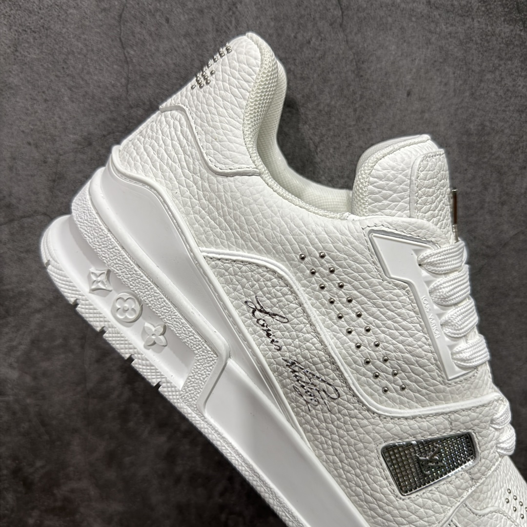 图片[7]-【YS纯原】广奢高端货 LOUIS VUITTON 路易威登 LV Trainer 休闲板鞋 ✦ 原楦原纸版开模，鞋型立体饱满 ✦ 零毛边、零溢胶、零线头瑕疵 ✦ 细节与原版一致 区分市面通货 ✦ 多层叠片＋电脑针车，针距密度一致 ✦ Monogram浮雕＋3D高频压纹 ✦ 多密度发泡中底：支撑回弹媲美专柜 ✦ 原装橡胶大底：含胶量高、纹路深、双拼接零偏差 ✦ ZP级原装包装：专柜款鞋盒＋防尘袋＋说明书 尺码：35-45-选品中心