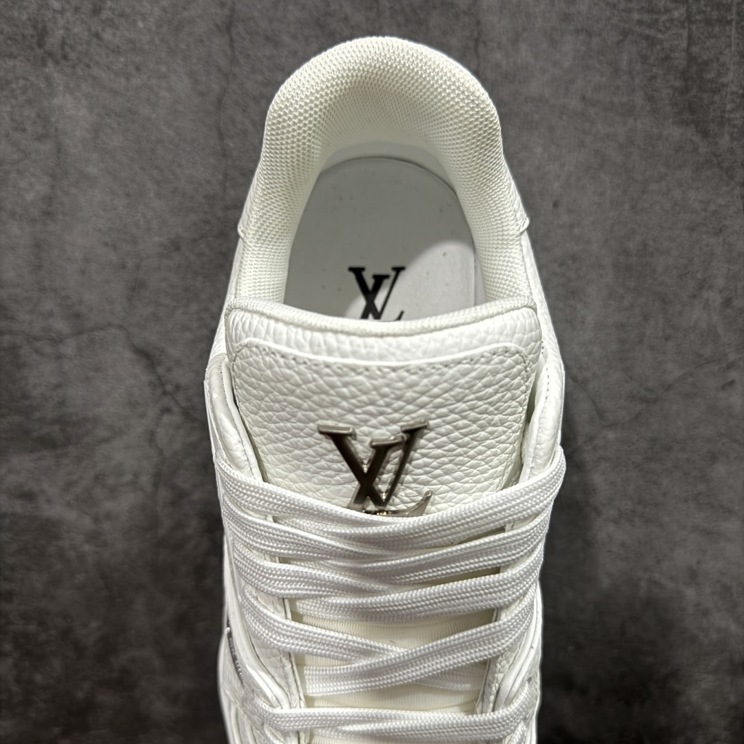 图片[8]-【YS纯原】广奢高端货 LOUIS VUITTON 路易威登 LV Trainer 休闲板鞋 ✦ 原楦原纸版开模，鞋型立体饱满 ✦ 零毛边、零溢胶、零线头瑕疵 ✦ 细节与原版一致 区分市面通货 ✦ 多层叠片＋电脑针车，针距密度一致 ✦ Monogram浮雕＋3D高频压纹 ✦ 多密度发泡中底：支撑回弹媲美专柜 ✦ 原装橡胶大底：含胶量高、纹路深、双拼接零偏差 ✦ ZP级原装包装：专柜款鞋盒＋防尘袋＋说明书 尺码：35-45-选品中心