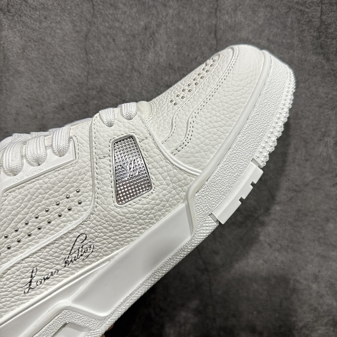 图片[6]-【YS纯原】广奢高端货 LOUIS VUITTON 路易威登 LV Trainer 休闲板鞋 ✦ 原楦原纸版开模，鞋型立体饱满 ✦ 零毛边、零溢胶、零线头瑕疵 ✦ 细节与原版一致 区分市面通货 ✦ 多层叠片＋电脑针车，针距密度一致 ✦ Monogram浮雕＋3D高频压纹 ✦ 多密度发泡中底：支撑回弹媲美专柜 ✦ 原装橡胶大底：含胶量高、纹路深、双拼接零偏差 ✦ ZP级原装包装：专柜款鞋盒＋防尘袋＋说明书 尺码：35-45-选品中心