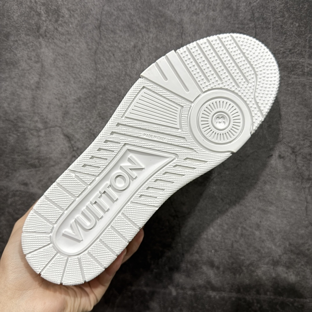 图片[9]-【YS纯原】广奢高端货 LOUIS VUITTON 路易威登 LV Trainer 休闲板鞋 ✦ 原楦原纸版开模，鞋型立体饱满 ✦ 零毛边、零溢胶、零线头瑕疵 ✦ 细节与原版一致 区分市面通货 ✦ 多层叠片＋电脑针车，针距密度一致 ✦ Monogram浮雕＋3D高频压纹 ✦ 多密度发泡中底：支撑回弹媲美专柜 ✦ 原装橡胶大底：含胶量高、纹路深、双拼接零偏差 ✦ ZP级原装包装：专柜款鞋盒＋防尘袋＋说明书 尺码：35-45-选品中心