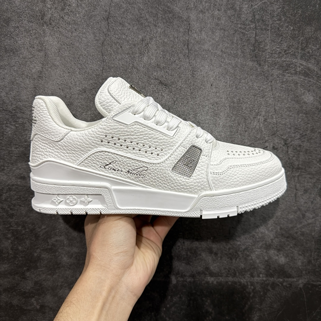 【YS纯原】广奢高端货 LOUIS VUITTON 路易威登 LV Trainer 休闲板鞋 ✦ 原楦原纸版开模，鞋型立体饱满 ✦ 零毛边、零溢胶、零线头瑕疵 ✦ 细节与原版一致 区分市面通货 ✦ 多层叠片＋电脑针车，针距密度一致 ✦ Monogram浮雕＋3D高频压纹 ✦ 多密度发泡中底：支撑回弹媲美专柜 ✦ 原装橡胶大底：含胶量高、纹路深、双拼接零偏差 ✦ ZP级原装包装：专柜款鞋盒＋防尘袋＋说明书 尺码：35-45-选品中心