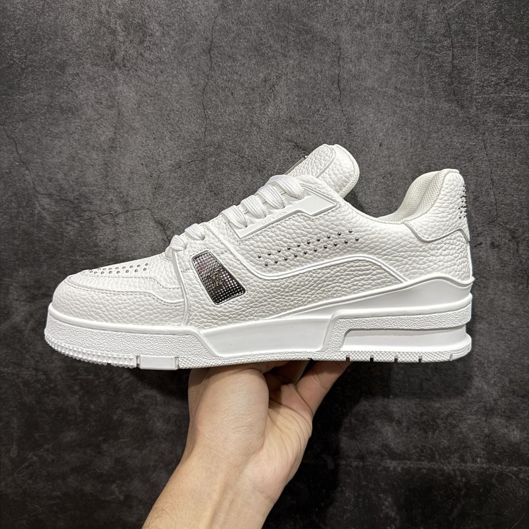 图片[2]-【YS纯原】广奢高端货 LOUIS VUITTON 路易威登 LV Trainer 休闲板鞋 ✦ 原楦原纸版开模，鞋型立体饱满 ✦ 零毛边、零溢胶、零线头瑕疵 ✦ 细节与原版一致 区分市面通货 ✦ 多层叠片＋电脑针车，针距密度一致 ✦ Monogram浮雕＋3D高频压纹 ✦ 多密度发泡中底：支撑回弹媲美专柜 ✦ 原装橡胶大底：含胶量高、纹路深、双拼接零偏差 ✦ ZP级原装包装：专柜款鞋盒＋防尘袋＋说明书 尺码：35-45-选品中心