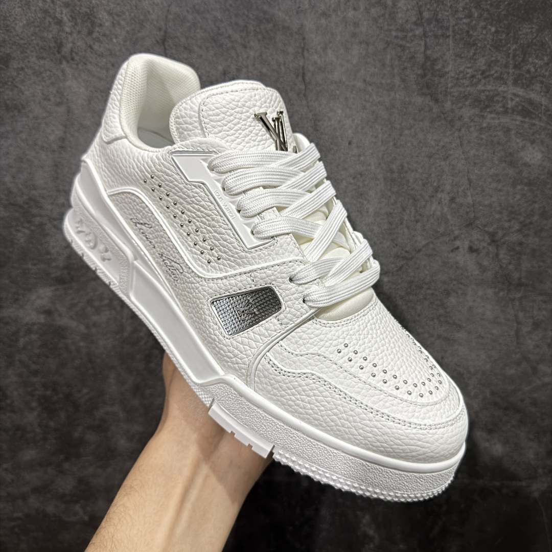 图片[3]-【YS纯原】广奢高端货 LOUIS VUITTON 路易威登 LV Trainer 休闲板鞋 ✦ 原楦原纸版开模，鞋型立体饱满 ✦ 零毛边、零溢胶、零线头瑕疵 ✦ 细节与原版一致 区分市面通货 ✦ 多层叠片＋电脑针车，针距密度一致 ✦ Monogram浮雕＋3D高频压纹 ✦ 多密度发泡中底：支撑回弹媲美专柜 ✦ 原装橡胶大底：含胶量高、纹路深、双拼接零偏差 ✦ ZP级原装包装：专柜款鞋盒＋防尘袋＋说明书 尺码：35-45-选品中心