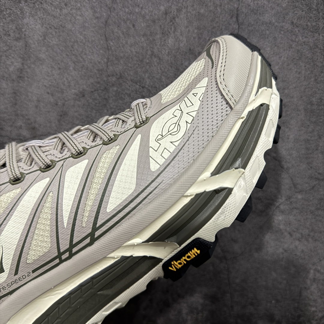 图片[6]-【纯原H版】HOKA ONE ONE Mafate Speed 2 Low 玛法特2代系列低帮轻量户外越野休闲运动慢跑鞋 正确组合底 市场顶级版本 上脚赞到报爆 轻盈舒适 鞋面采用超轻的无缝架构 轻薄的TPU贴在透气的鞋面材料上 减轻重量同时也保证了支撑性 鞋底采用滚动平衡技术 引导跑者回归自然步态 祖传的神奇EVA材质中底依旧是一如既往地表现优秀 能提供充足的缓震 作为HOKA家的越野跑鞋 VIBRAM 橡胶大底也是必不可少的 即便在复杂湿滑的地形 依旧能有良好的抓地力及稳定性 鞋带采用了弹性不易松脱的扁宽弹性鞋带 前掌与中掌部分也进行了加宽 也更加适合亚洲人的脚型 是一款十分全面且足够强悍的户外硬核越野鞋 日常搭配的话短裤是基本不挑 阔腿裤 工装裤以及各种长筒牛仔裤都可以 尺码：36 36.5 37.5 38 38.5 39 40 40.5 41 42 42.5 43 44 44.5 45-选品中心